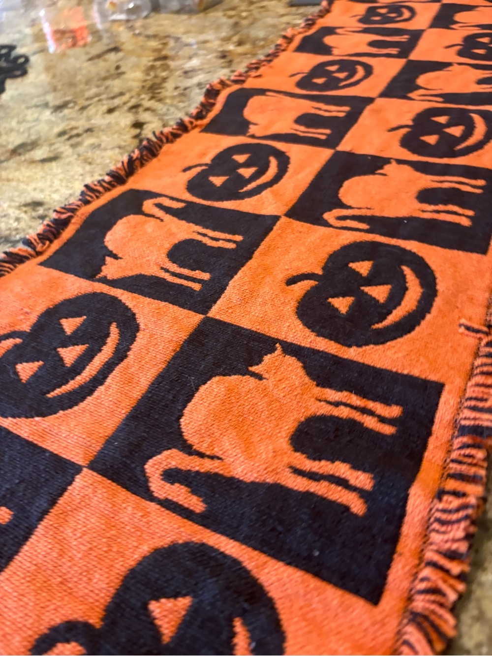 HALLOWEEN TABLE RUNNER - Picture 2 of 3
